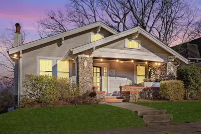 Image de 100 Year Old Southern Charmer ~Hot Tub~ Great Local