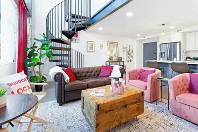 Image de Theatre Inspired Loft 2br - 1 Block to Theatres and Downtown