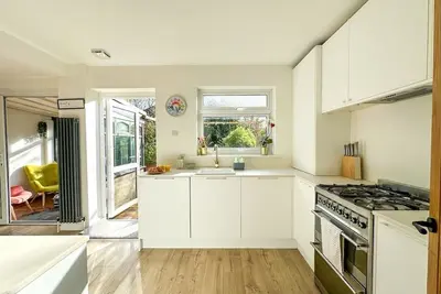 Image de Modern 3 Bed Home - Pets Welcome + Free Parking