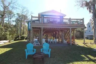 Image de Discover the perfect escape at this peaceful 2-bedroom, 1-bath home on the water