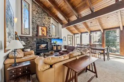 Image de Spacious Forest-Backed Lodge • 5br • Game Room • Minutes to Slopes