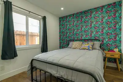 Image de King size bed close to Dineyland!