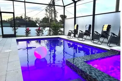 New home, mins to beach, heated pool, two kitch