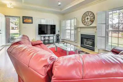 Image de 6 Mi to Dtwn Albany: Convenient Home w/ Patio