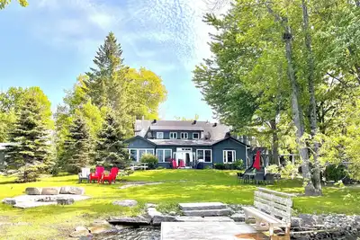 Image de Stunning 4 Season Family Friendly Lake House with Hot Tub