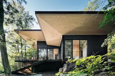 Image de 4 bed 4 bath cottage in prime location on Lake Joseph