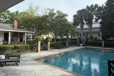 Image de Historic Downtown, pool side guest cottage on beautiful 1882 property!