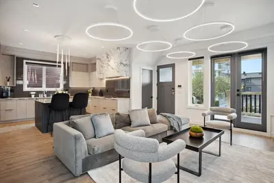 Image de Luxury Downtown Home near Beach!