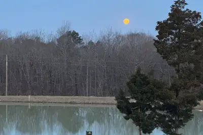 Image de Charming 2-bedroom barndominium with indoor basketball/pickleball court and pond