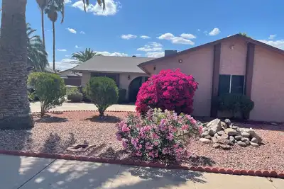 Image de Spacious 4-bdrm home with an added sleeping area and  diving pool in Glendale Az