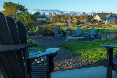Image de 2. 5 Acre Retreat with Breathtaking Mountain Views. Walk to Beach!