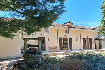 Image de Maison de campagne française élégante avec piscine et espace extérieur.