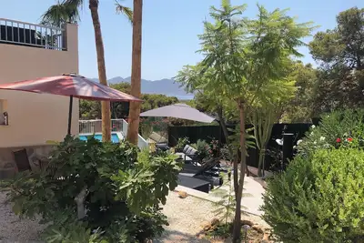 Appt. moderne avec piscine privée et terrasses de 120m². Calme, près des plages.