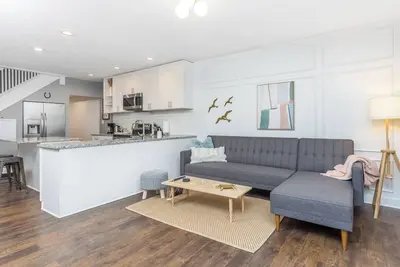 Chic 3br Getaway | 3 Queen Beds • Free Parking