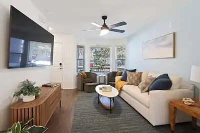 Image de Beautiful Home: Near Dt/Bsu + Fire Pit + Grill