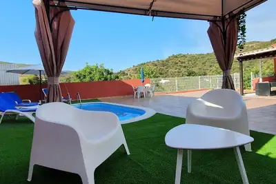 Image de Charming villa with a private pool and gardens, nestled in a beautiful valley.