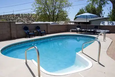 Image de Spacious 4-Bedroom Retreat with Pool, Game Barn & Prime Location!