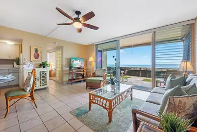 Image de Bedroom with private lanai access