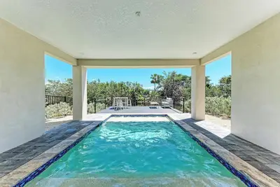Image de Canal Front Sweet & Salty Beach House in Cortez, Fl, Pool & Boat Dock