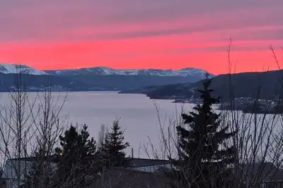 Image de Stunning views of the bay and close to all amenities!