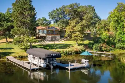 Image de The Lodge at Cabin 8 Retreats – 6, 000 Sq Ft of Joy, Steps from the Water