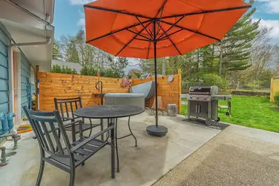 Image de Experience lakeside tranquility at The 9's Lake House - Walking distance to Lake Mi