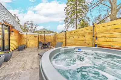 Image de Hear the waves of Lake Mi from Hot Tub - Perfect for a Cozy Getaway!