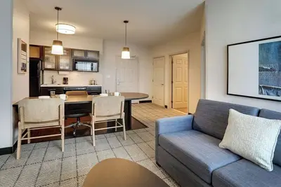 Image de Stylish 4br Doral Units | Gym, Pool, Bbq, Pet-Friendly, Airport Shuttle