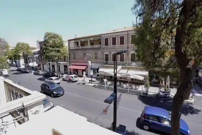 Image de On the main street, just steps from the sea