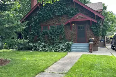 Image de Spacious 4-bedroom Home On Historical 9th St Fargo with Character!