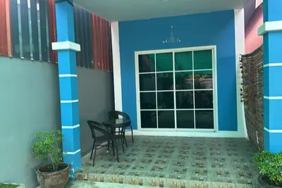 Image de 1 minute walk to the tourist strip! New guest house on quiet Soi Great location