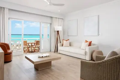 Image de Two Oceanfront Suites | Beachfront, Spa, Pool & Watersport Activities