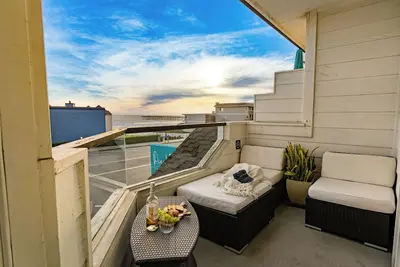 Image de Walk to Pier + Beach | Stylish 2br w/ Ocean View | Shared Bar, Firepit, Lounge