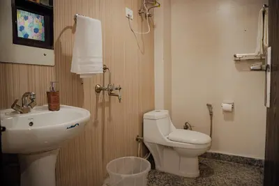 Image de Chhatarpur’s Chic 3bhk Retreat with WiFi, Ac in wonderful New Delhi