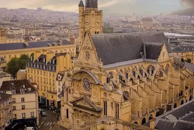 Image de Sejournez dans le quartier d'Emily in Paris