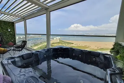 Image de The blue Mirage Ii 3bdr Seaview, Jacuzzi & Sauna.