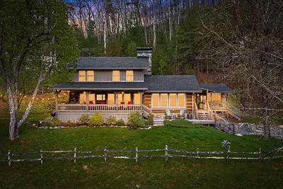 Image de Chestnut House | Pet-Friendly Log Cabin w/ Views & Fireplaces + Biltmore Pass