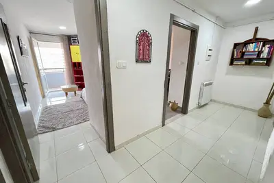 Image de Peaceful 2-Bedroom Apartment with Open Living & Balcony – Family Only