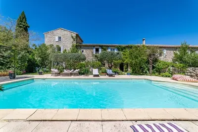 Image de Mas du 16e siècle de 200m2, 12 pers, piscine, 3 hectares de terrain, 20km Uzes