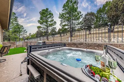 Image de Toasted Marshmallows | Luxury Cabin in Ruidoso w/ Hot Tub & Game Room