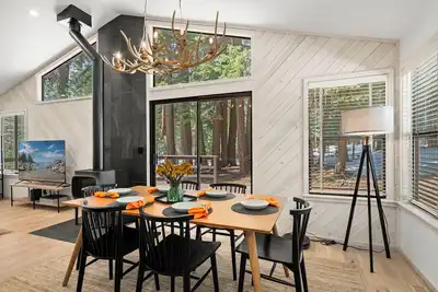 Image de Chic Tahoe Cabin | Desk, Board Games, Soaking Tub, Forest View, Club Access