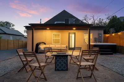 Image de Your getaway awaits in this fully remodeled, Historic home!