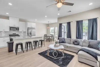 Image de New! Chic Pet Friendly 3br Duplex in Amazing Location