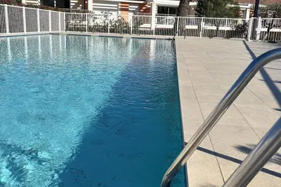 Image de Appartement récent dans résidence sécurisée avec piscine à 7 mn à pied du centre