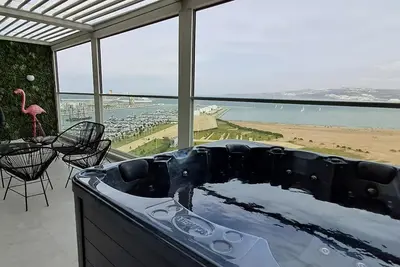 Image de The blue Mirage Seaview 3bdr Jacuzzi & Sauna.