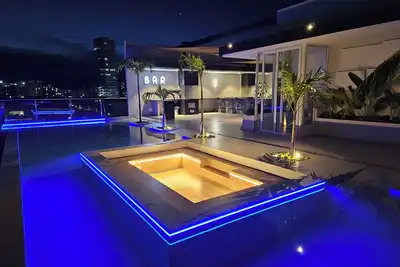 Image de Modern Apartment with Rooftop Pool
