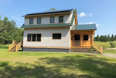 Image de Light-filled family-friendly lakeside home in W. Glover, Vt.