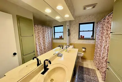 Image de Mid-Century Jewel, minutes from entertainment district