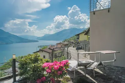 Image de Blooms by the Lake - Quatre Chambres Appartement, Couchages 9