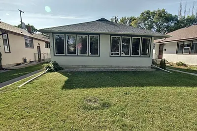 Image de Upper 3 bdrm bungalow house close airport & everywhere Eat\/Shop\/Bus\/Park\/Library